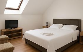 Apartment And Rooms D&J
